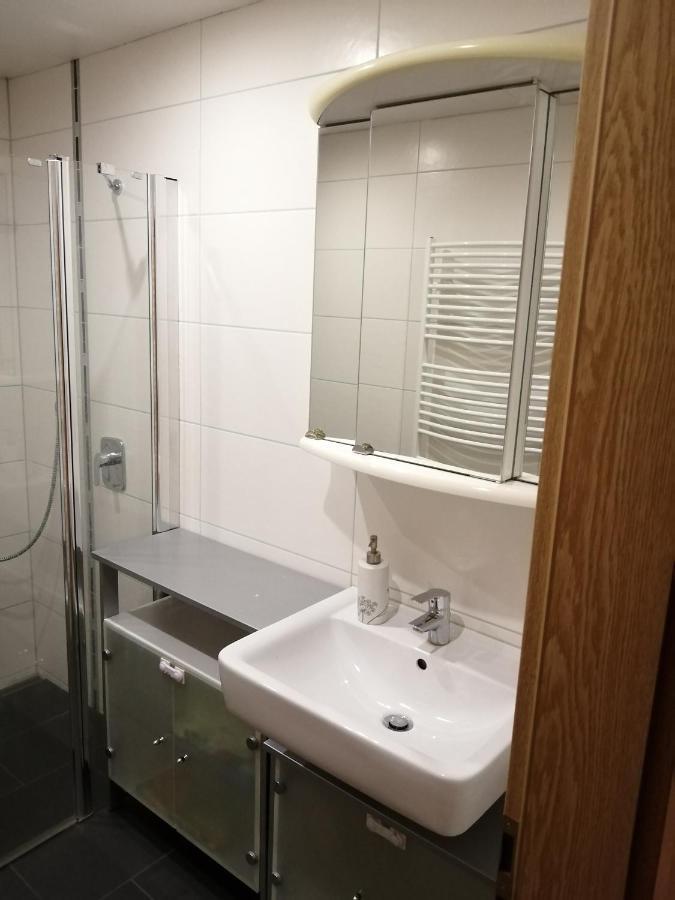 Moderne Ganze Ferienwohnung 1Km Zum Funpark Und Nur 15 Minuten Nach Nuernberg Zirndorf Buitenkant foto